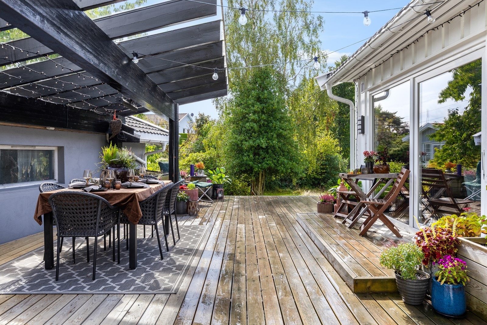 God plass for utemøblering, perfekt for sosiale sammenkomster. Galleribilde