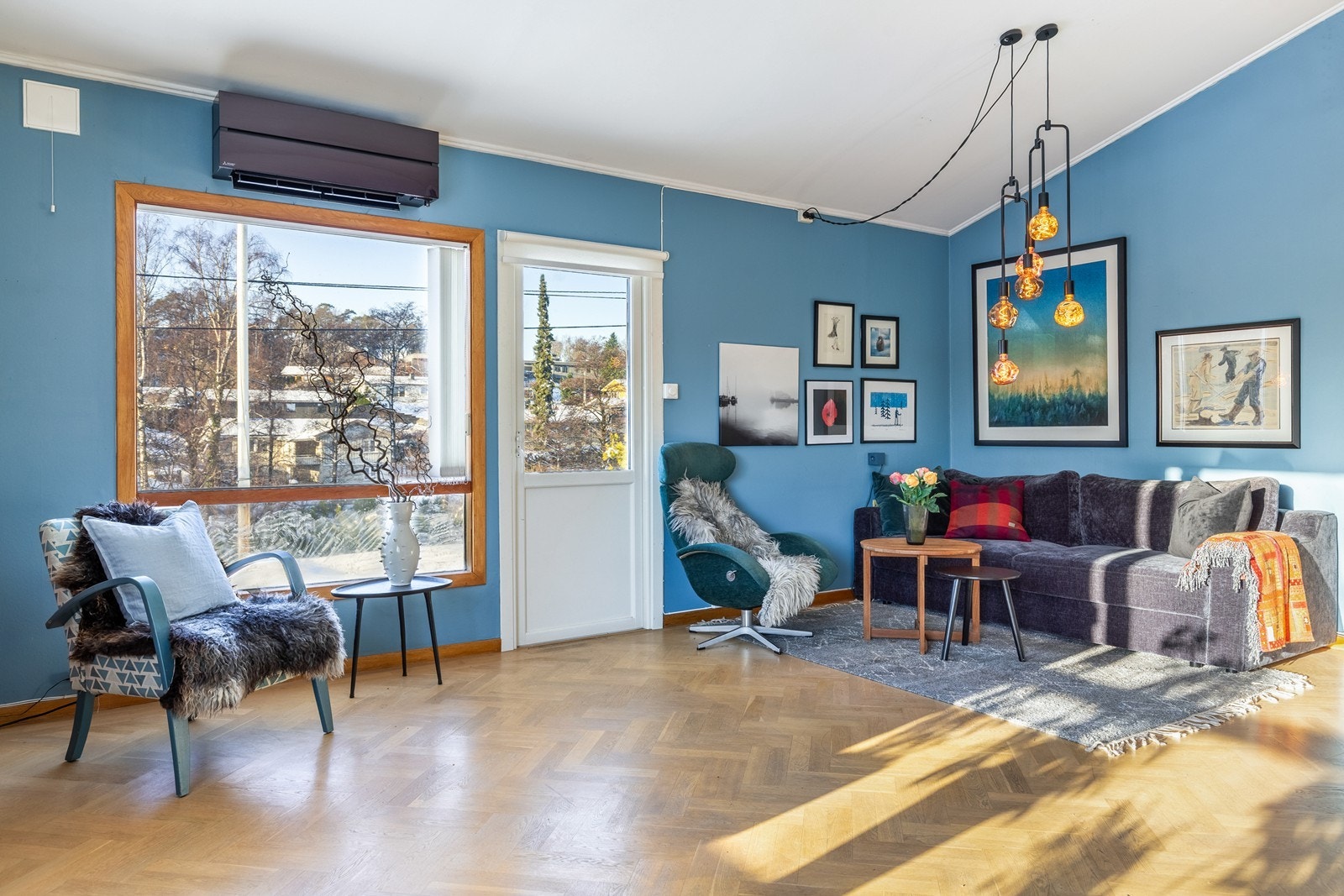 Det er god plass til både sofagruppe, lesekrok og langbord. Galleribilde