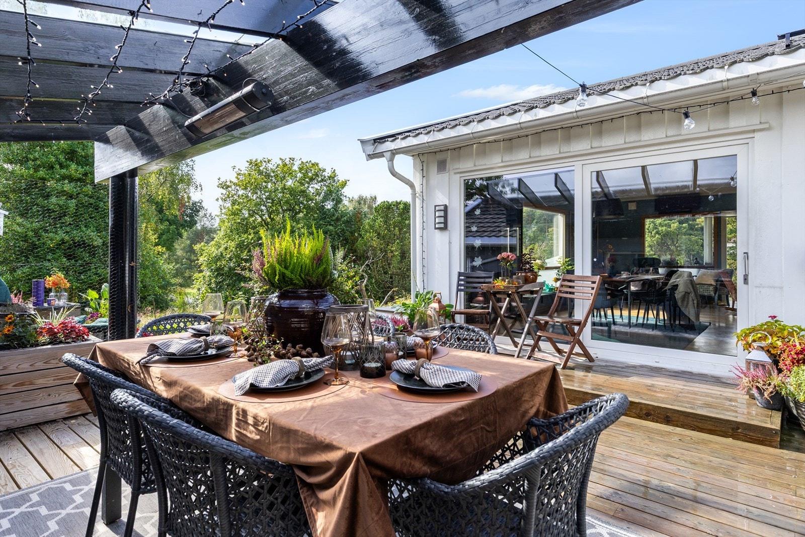 God plass for utemøblering, perfekt for sosiale sammenkomster. Galleribilde