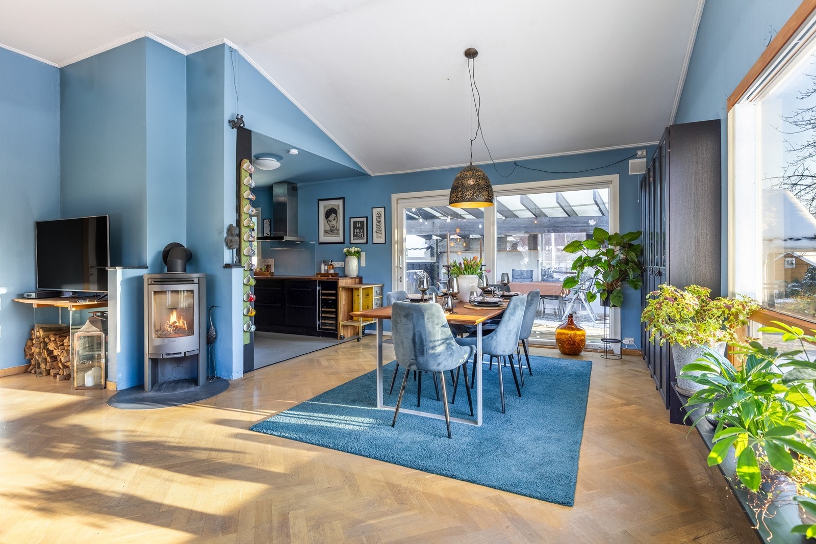 Stuen har god takhøyde og store vinduer som gir godt lysinnfall og luftig. Galleribilde