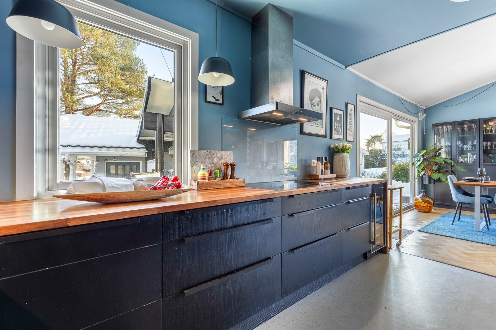 Integrerte hvitevarer besteånde av koketopp, oppvaskmaskin, stekeovn, kjøleskap og vinskap. Galleribilde