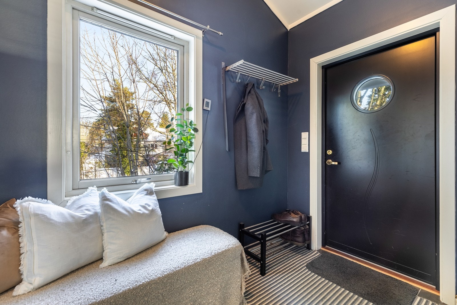 Entré med plass til å henge fra seg tøy og sette fra seg sko. Galleribilde