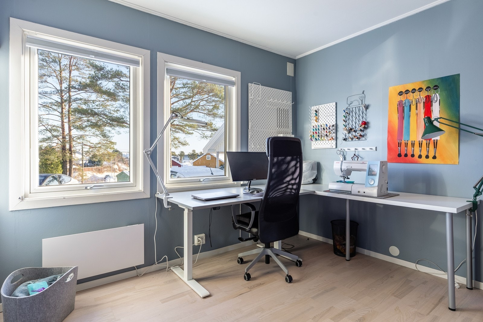 Stort, lyst rom med gode møbleringsmuligheter. Er i dag innredet til kontor, har tidligere vært benyttet som soverom Galleribilde