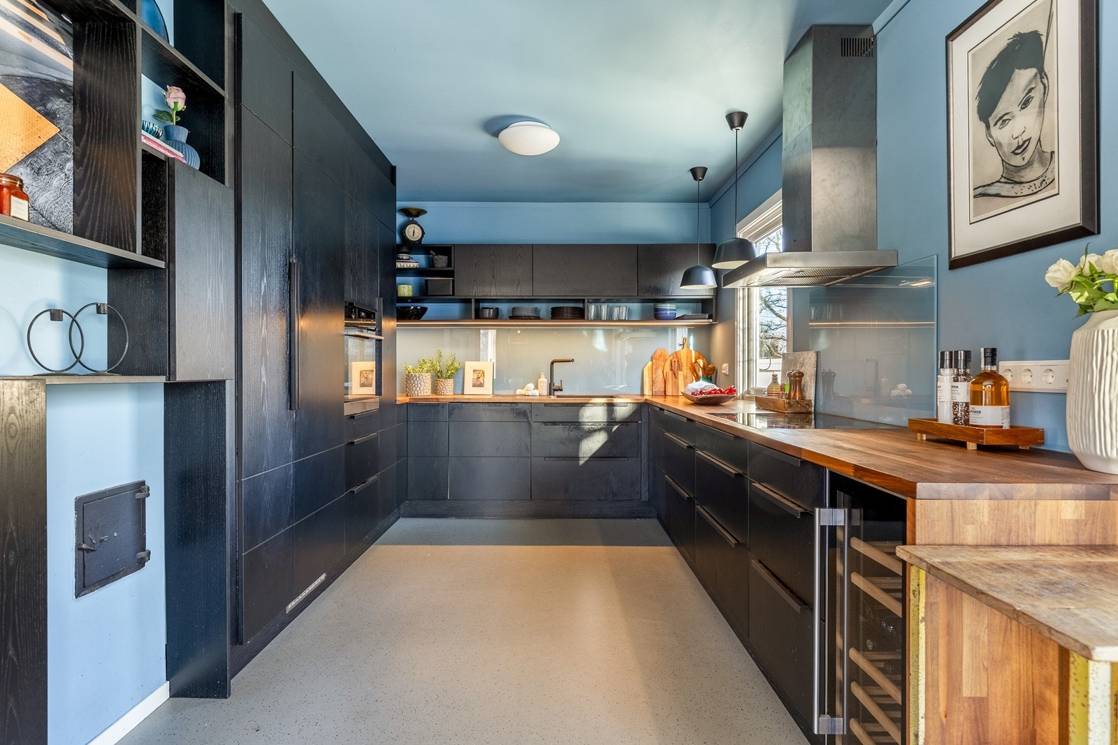 Innholdsrikt og effektivt kjøkken fra IKEA og noe plassbygget. med benkeplate i amerikansk valnøtt. Galleribilde