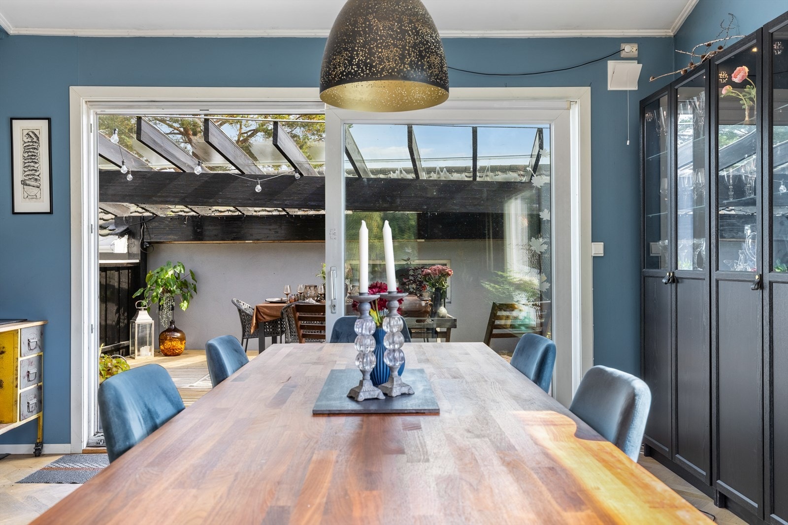 Fra stuen er det utgang til et romslig terrassedekke - perfekt for solrike dager og lange sommerkvelder. Galleribilde