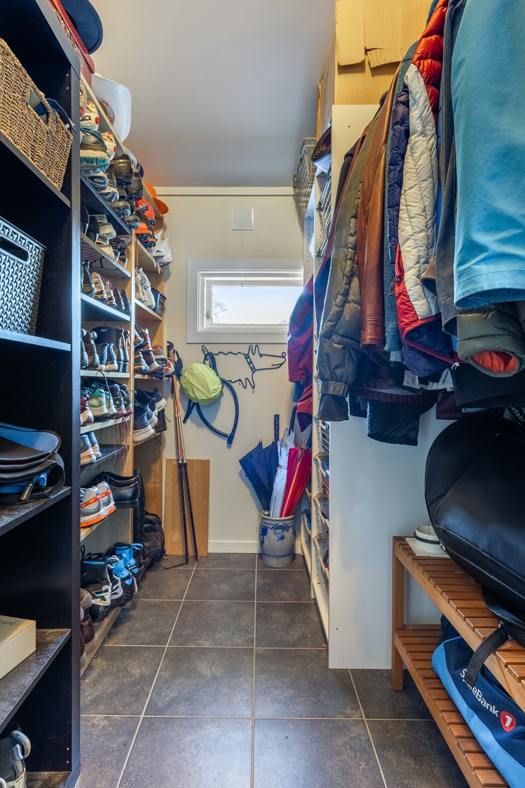 Garderobe med god plass til oppbevaring. Galleribilde