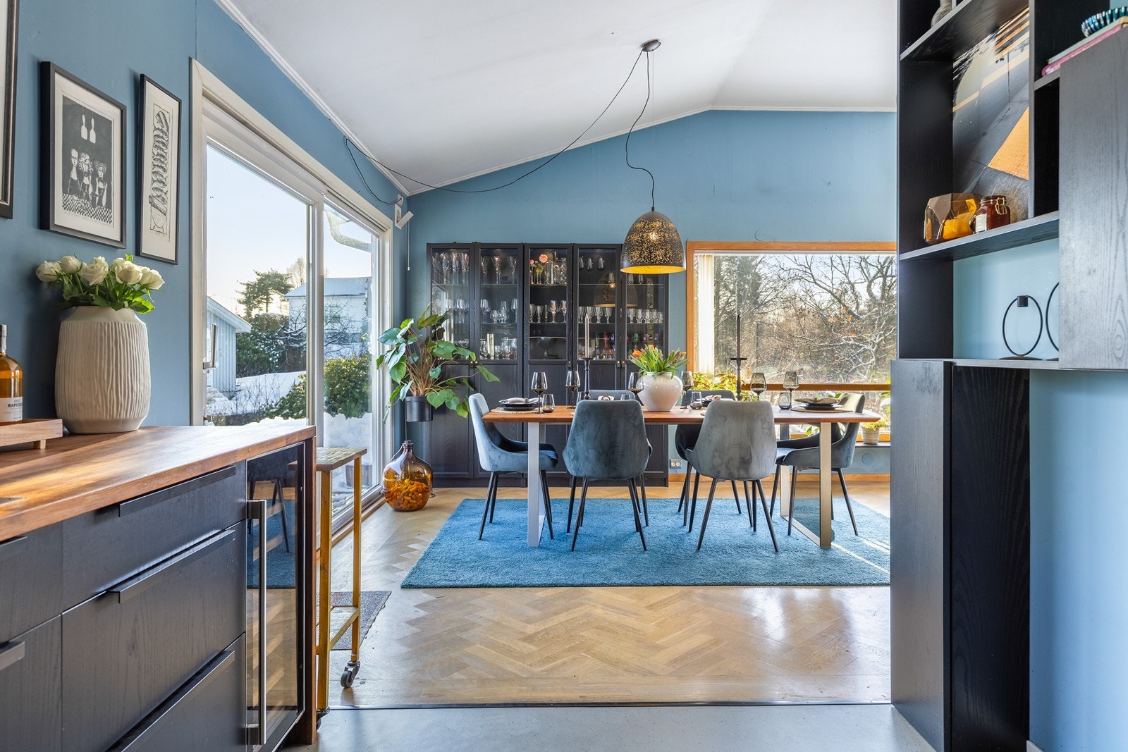 En naturlig plassering av spisebordet forbindelse med kjøkkenet. God plass til å samle familien til hyggelige måltider. Galleribilde