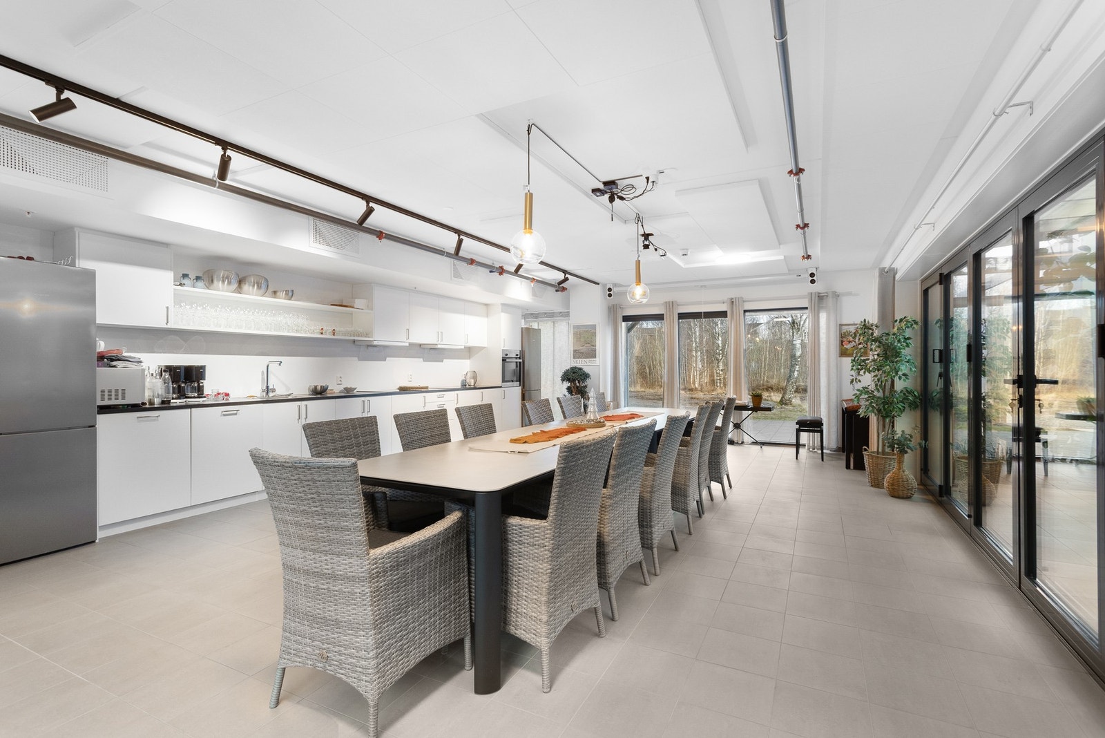 Det store fellesrommet inneholder kjøkken, med alle nødvendigheter, langbord og prosjektor. Dette rommet brukes i fellesskap med de øvrige beboerne, eller leies til egne selskaper. Galleribilde