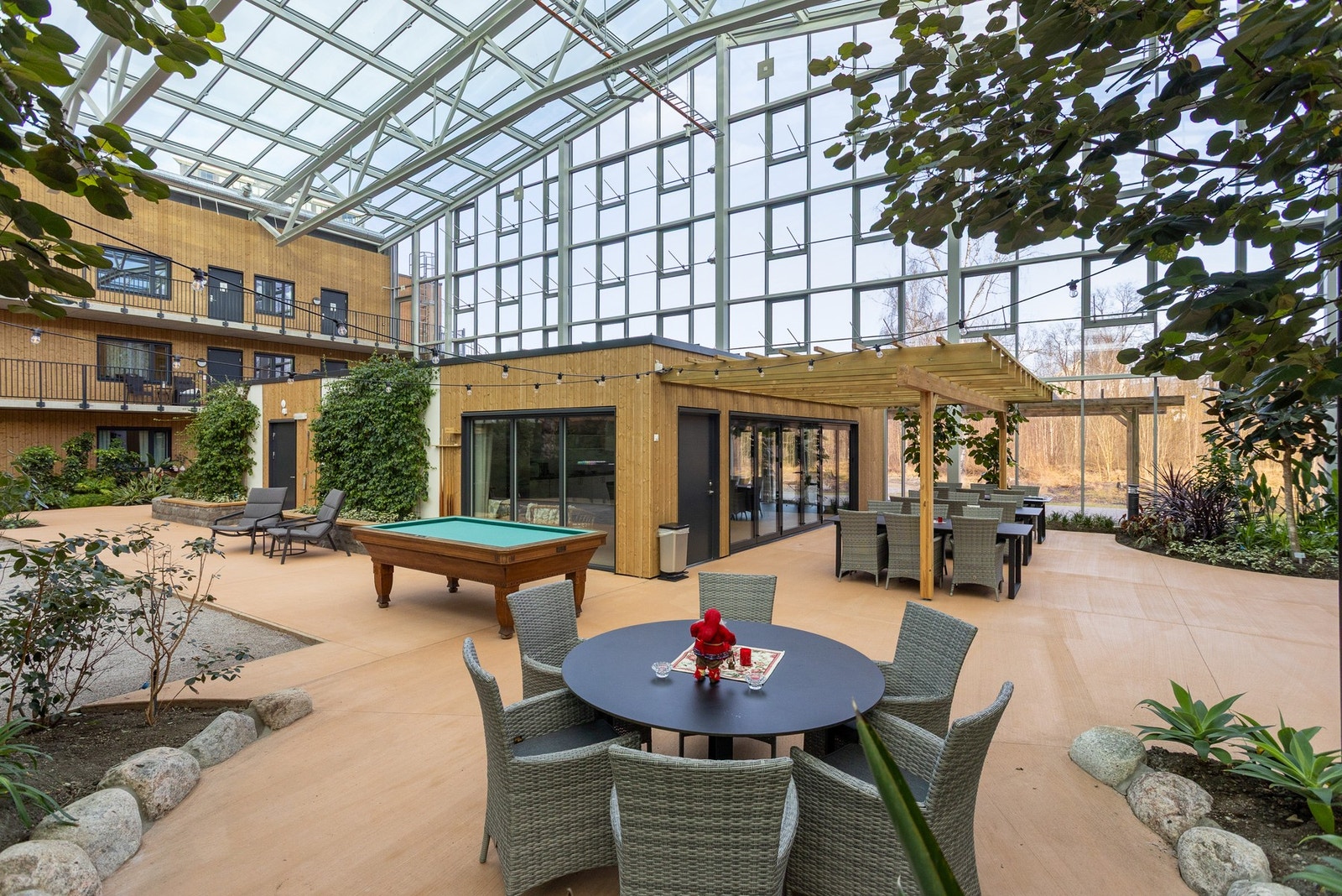 Det er mange soner for hygge i vinterhagen. Både om man ønsker å være sosial eller bare trekke seg tilbake i en rolig krok i hagen med en god bok. Galleribilde