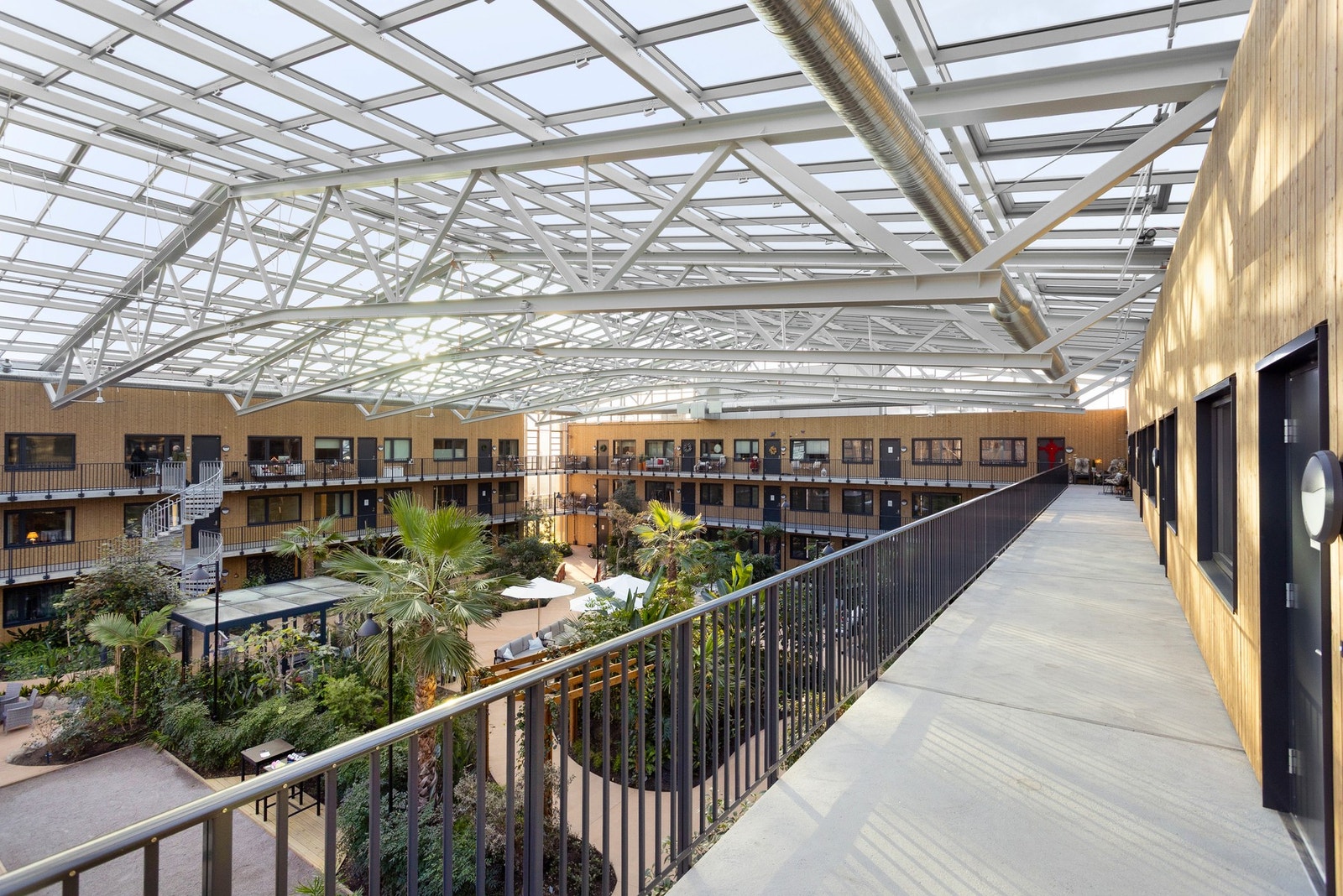 Hyggelig utsikt over vinterhagen fra inngangspartiet til leiligheten Galleribilde