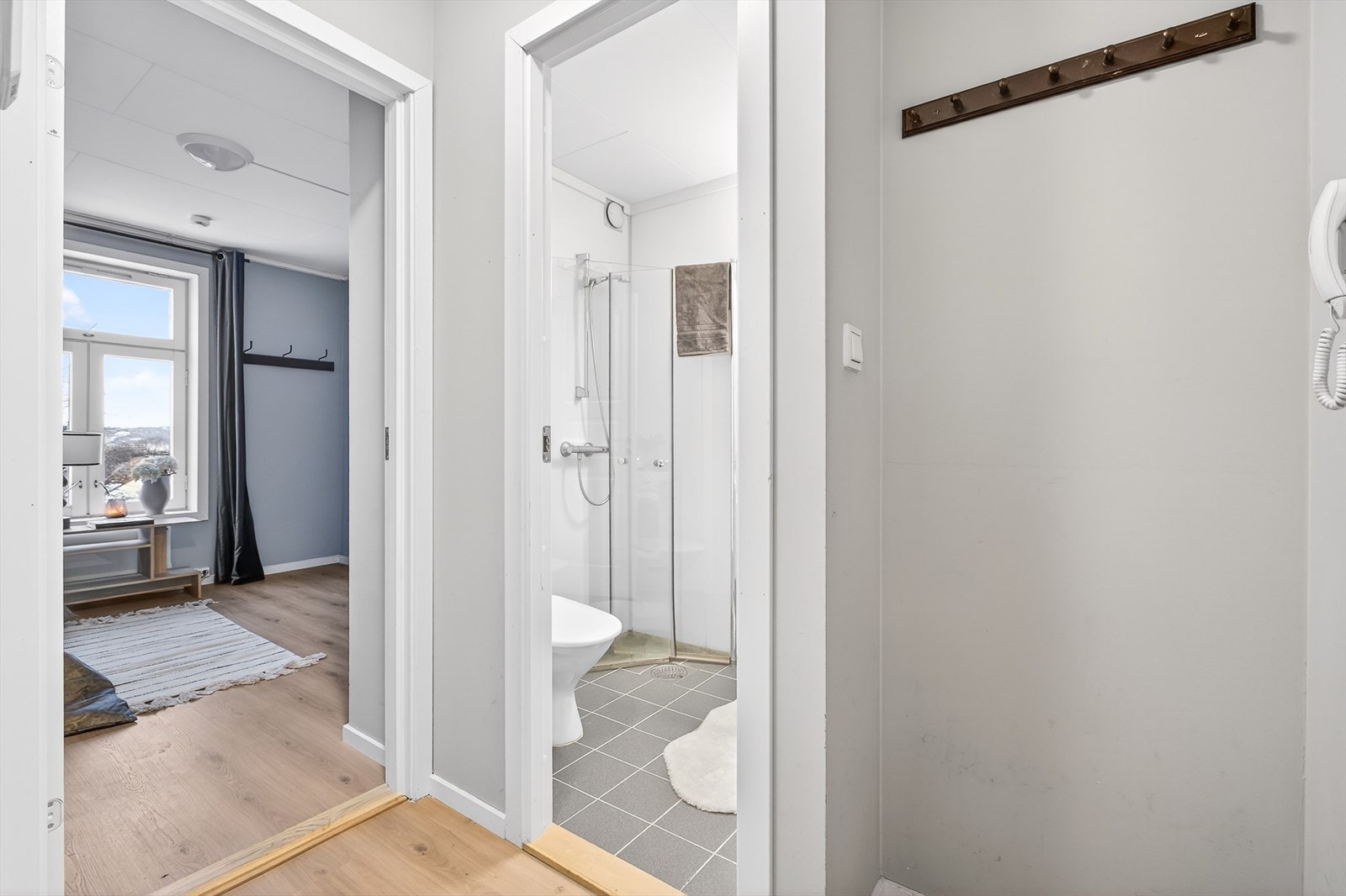 Baderommet finner du i tilknytning til entréen Galleribilde