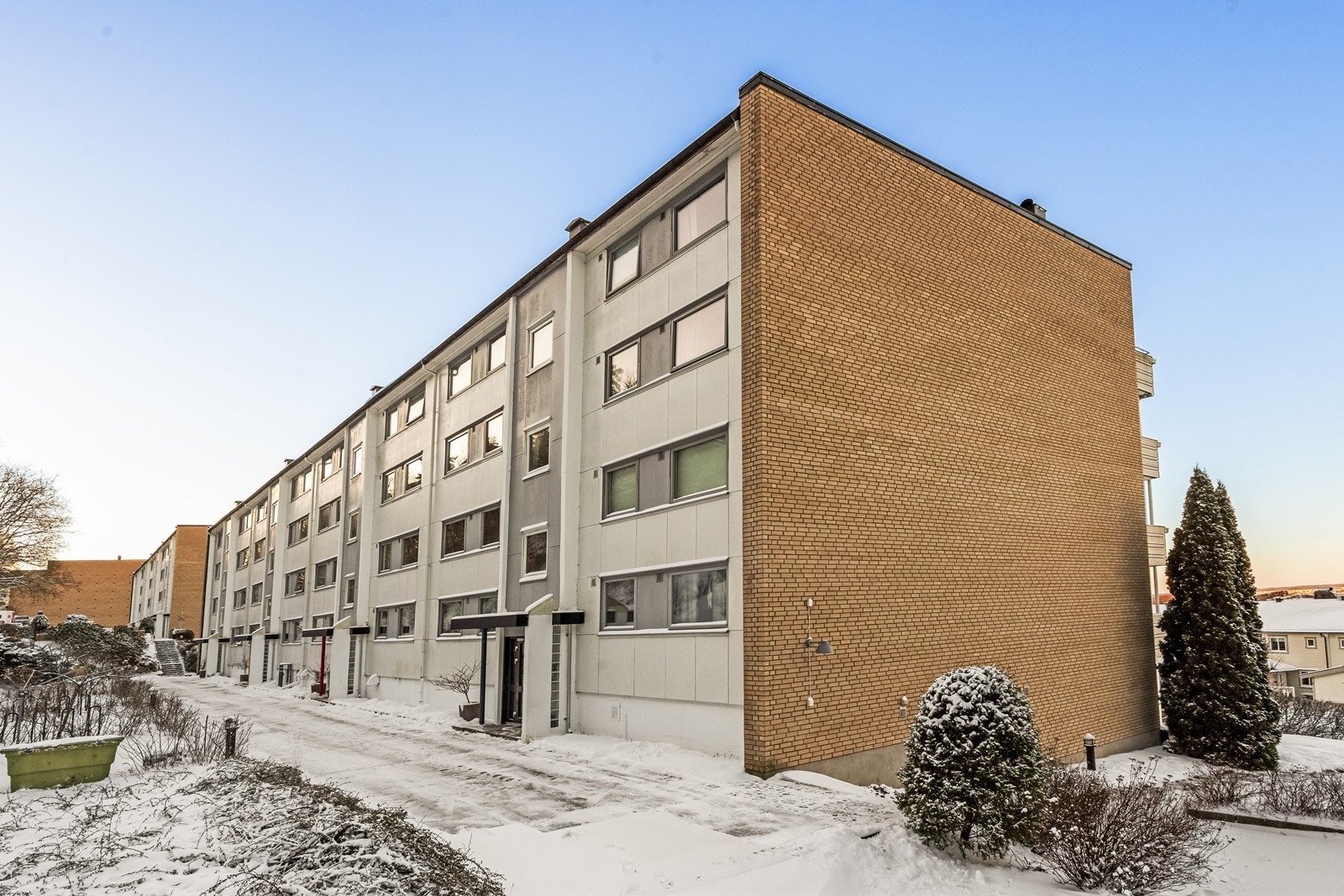 Leiligheten ligger i en etablert bygningsmasse med pene fellesarealer. Velkommen til visning! Galleribilde