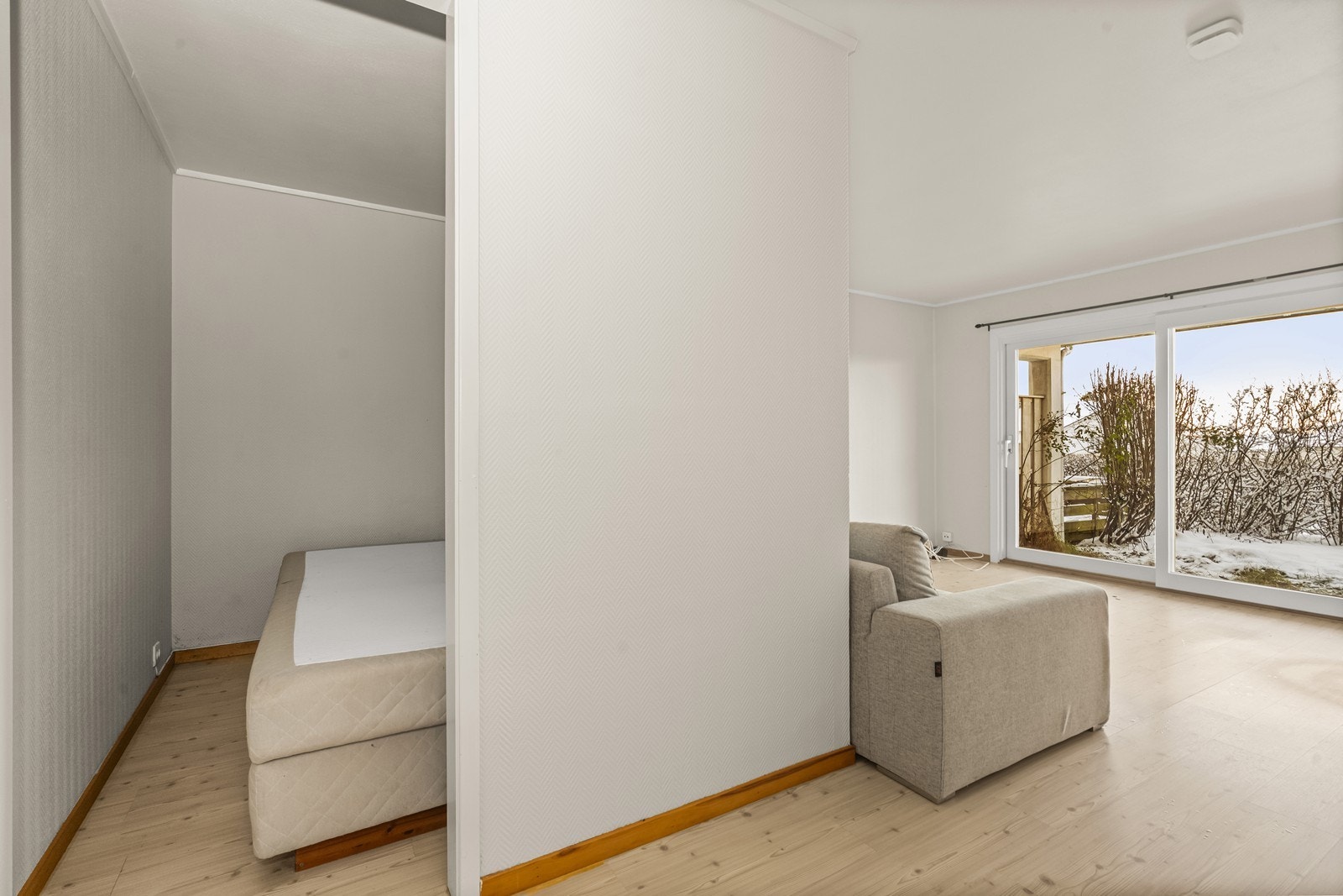 Sovealkove med avskjermet plassering fra stuen Galleribilde