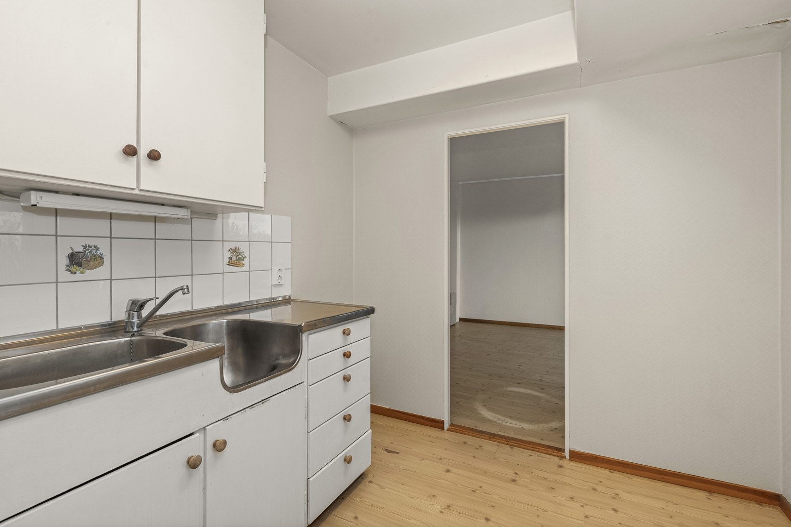 Kjøkkeninnredningen har en praktisk benkeplate i stål og oppvaskkum. Galleribilde