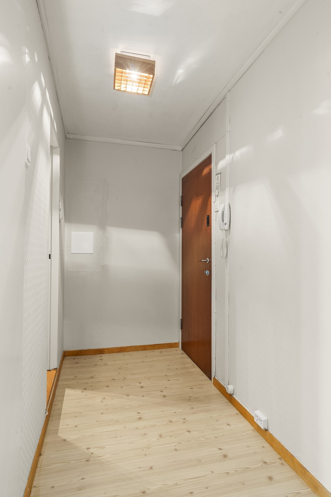 Velkommen inn i en lys entré med plass til å henge fra seg yttertøy. Galleribilde