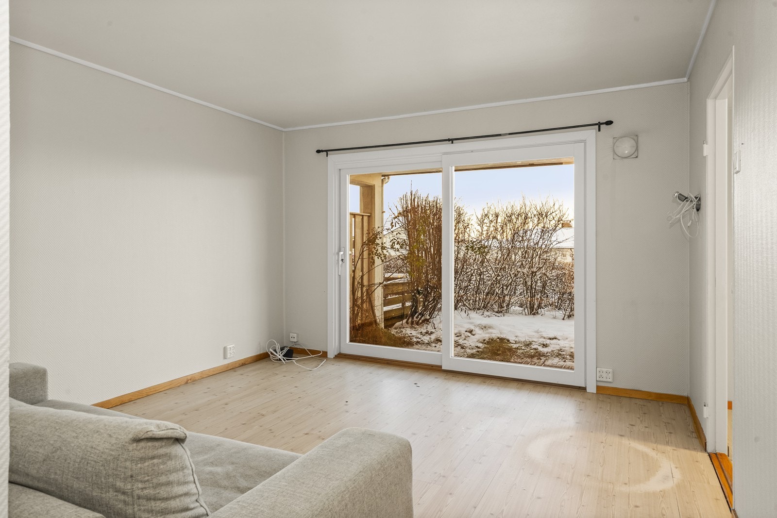 Store skyvedører i stuen gir rikelig med dagslys og direkte utgang til uteplassen. Galleribilde