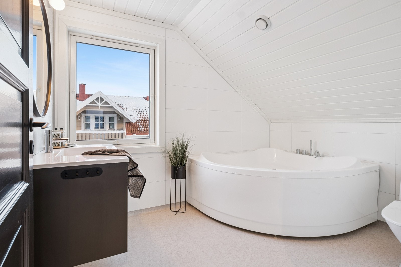 Lyst og trivelig bad i 2. etasje med badekar ? godt egnet for både barn og voksne. Galleribilde