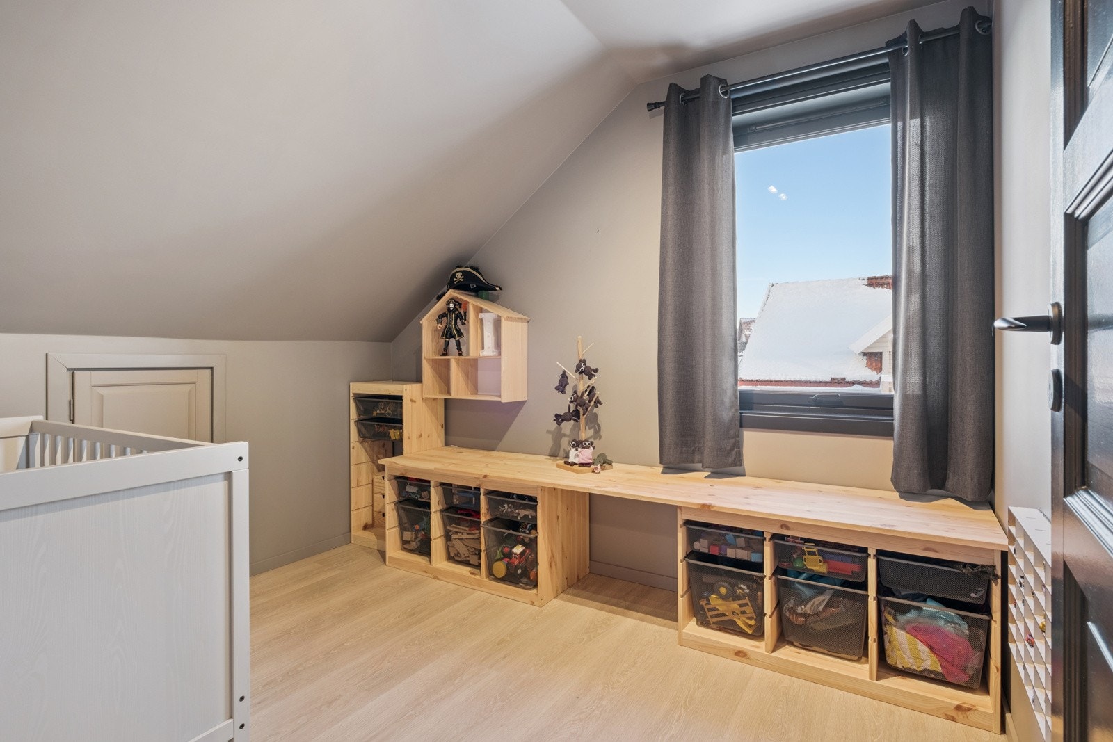 Allsidig soverom som passer fint som barnerom, lekerom eller kontor. Galleribilde