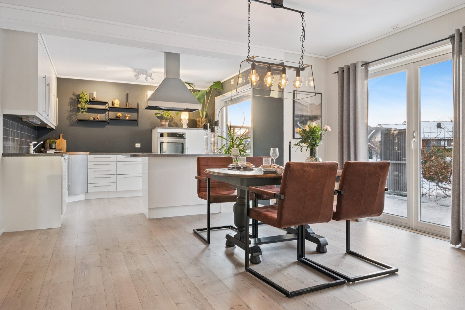 Åpen og sosial løsning mellom kjøkken og spiseplass med godt naturlig lys. Galleribilde