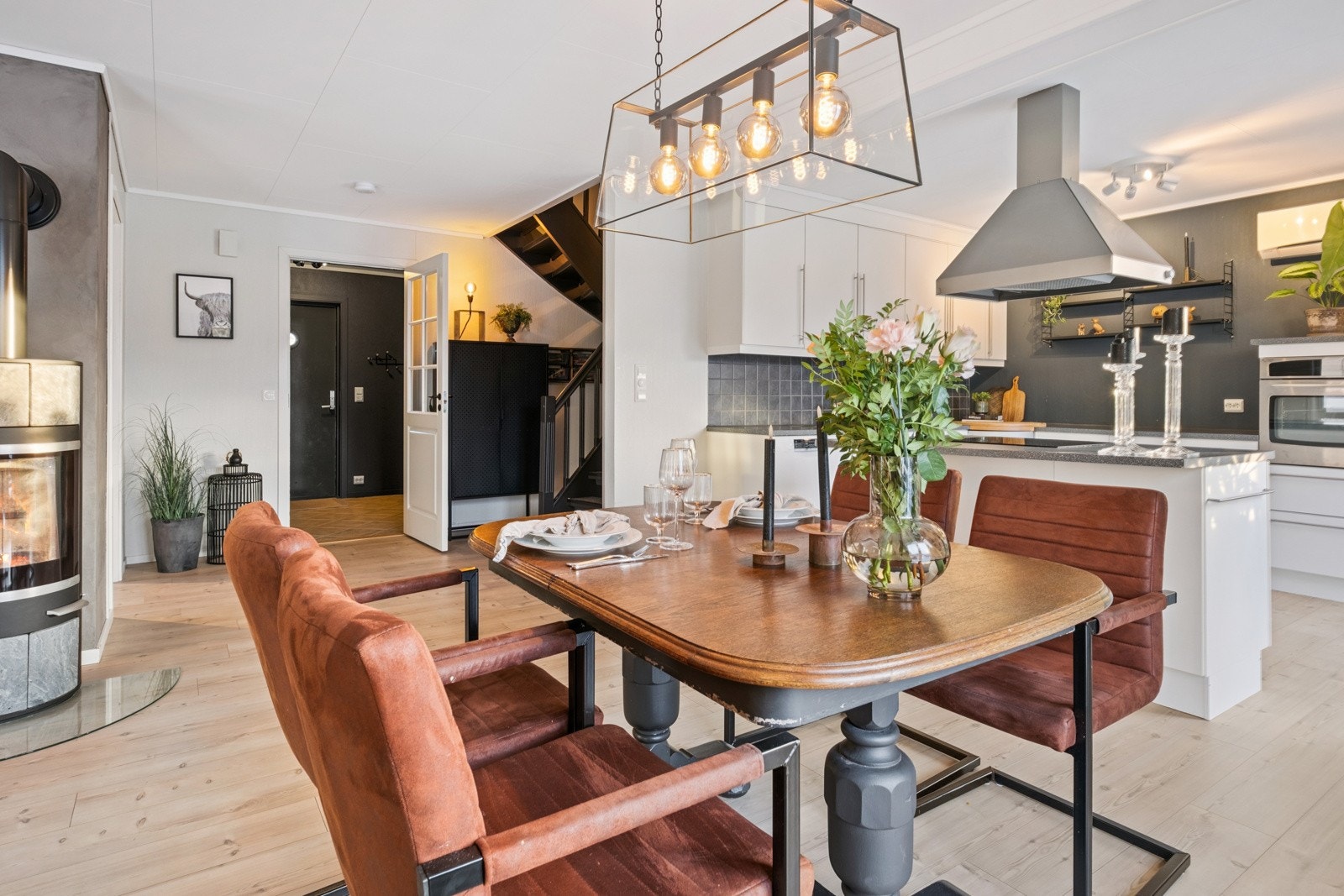 Trivelig Spiseplass med god plass til hverdagsmåltider og hyggelige middager. Galleribilde