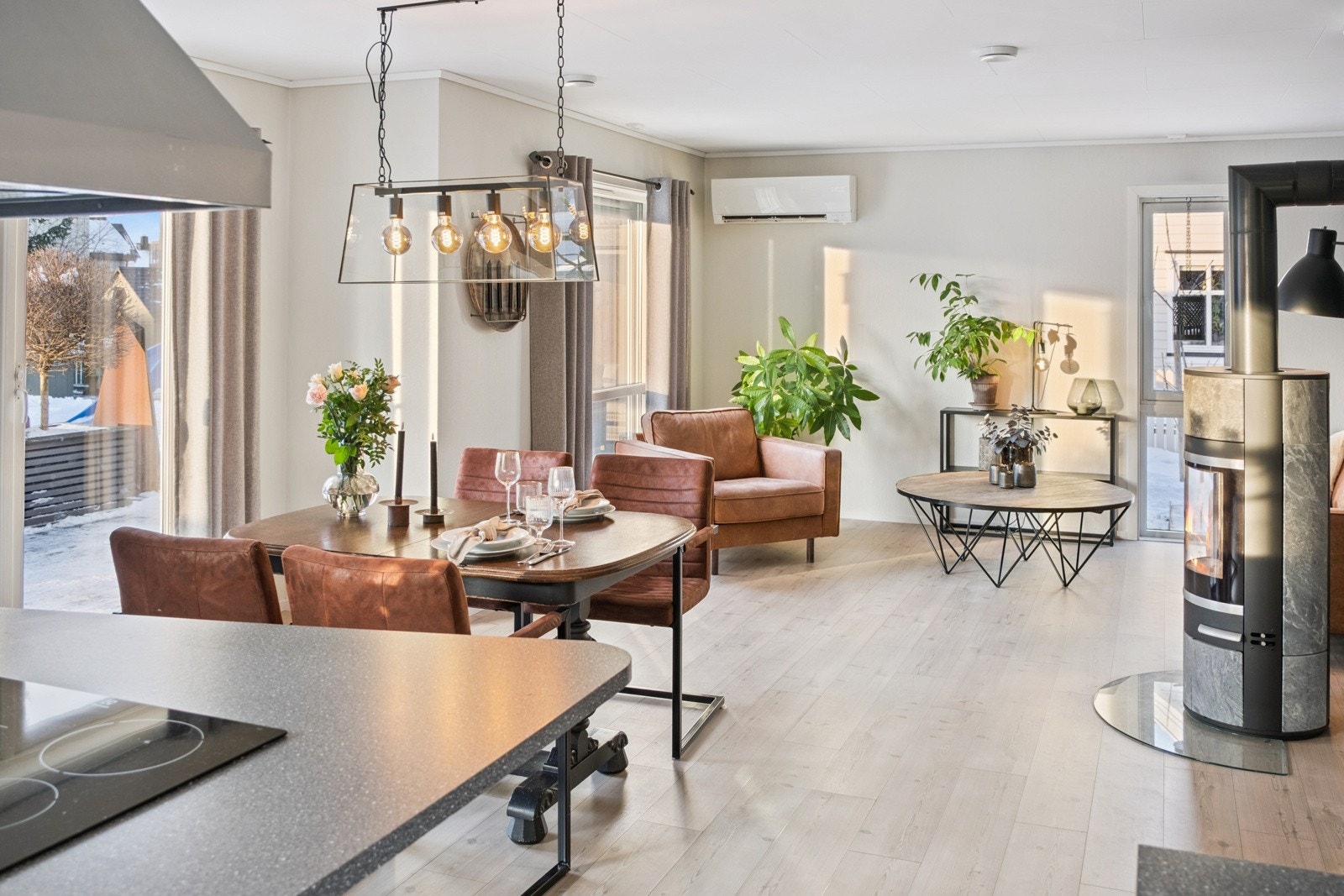 Stue med utgang til platting og hagestue ? praktisk for å ta med middagen rett ut på fine dager. Galleribilde