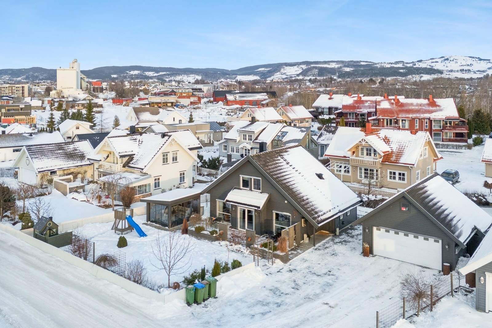 Attraktiv beliggenhet med kort vei til Verdal sentrum, skole, barnehage, kollektivtransport og øvrige servicetilbud. Galleribilde