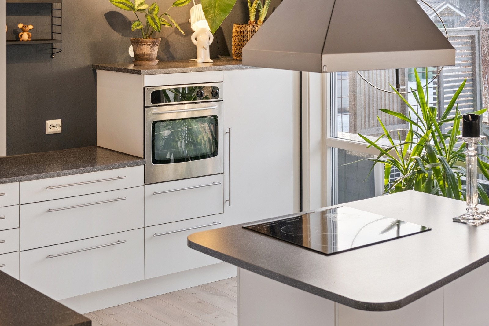 Funksjonelt kjøkken med gode arbeidsflater og praktisk kjøkkenøy. Galleribilde