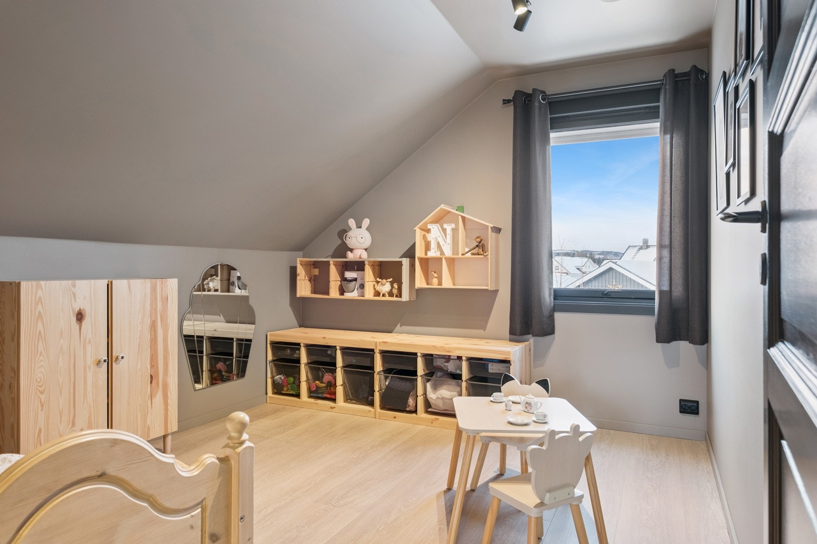 Lyst og koselig soverom med god gulvplass og fleksible møbleringsmuligheter. Galleribilde