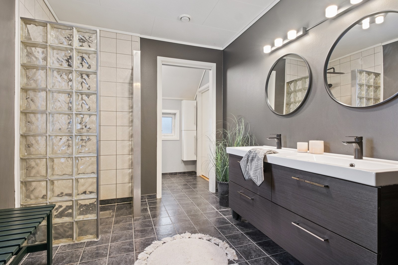 Romslig bad med dobbel servant og god plass til morgenrutiner ? ideelt for flere i husstanden. Galleribilde