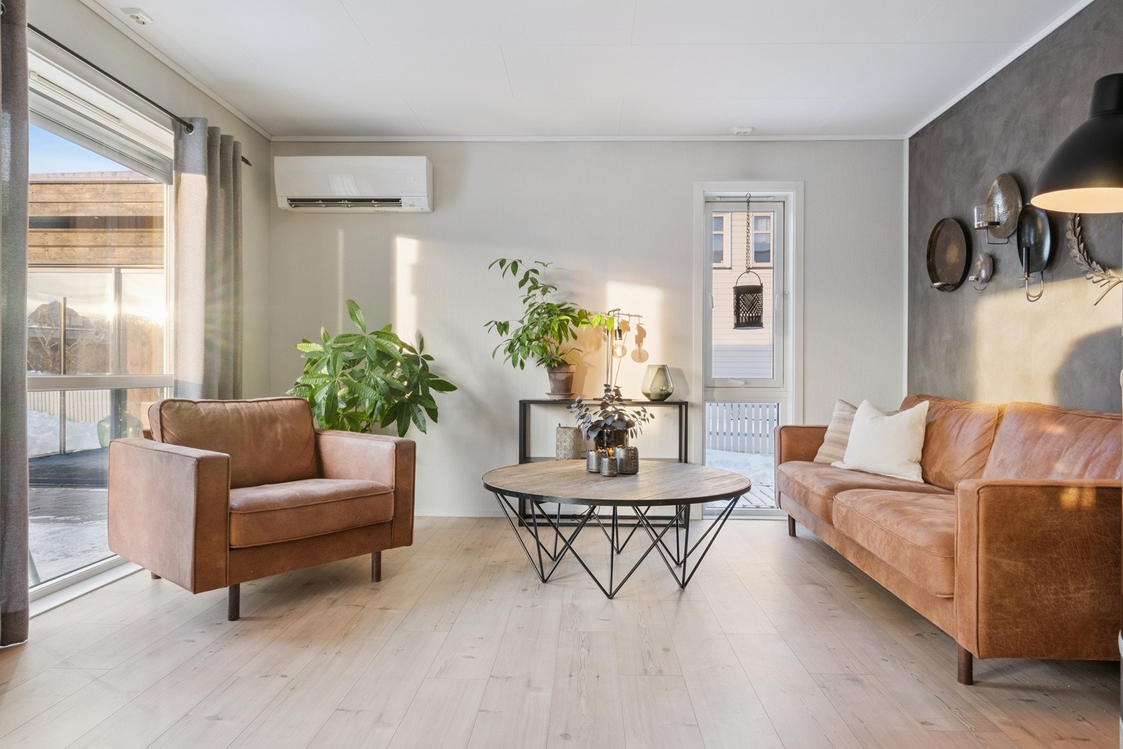 Stue med god atmosfære og naturlig tilknytning til kjøkken og spiseplass. Galleribilde