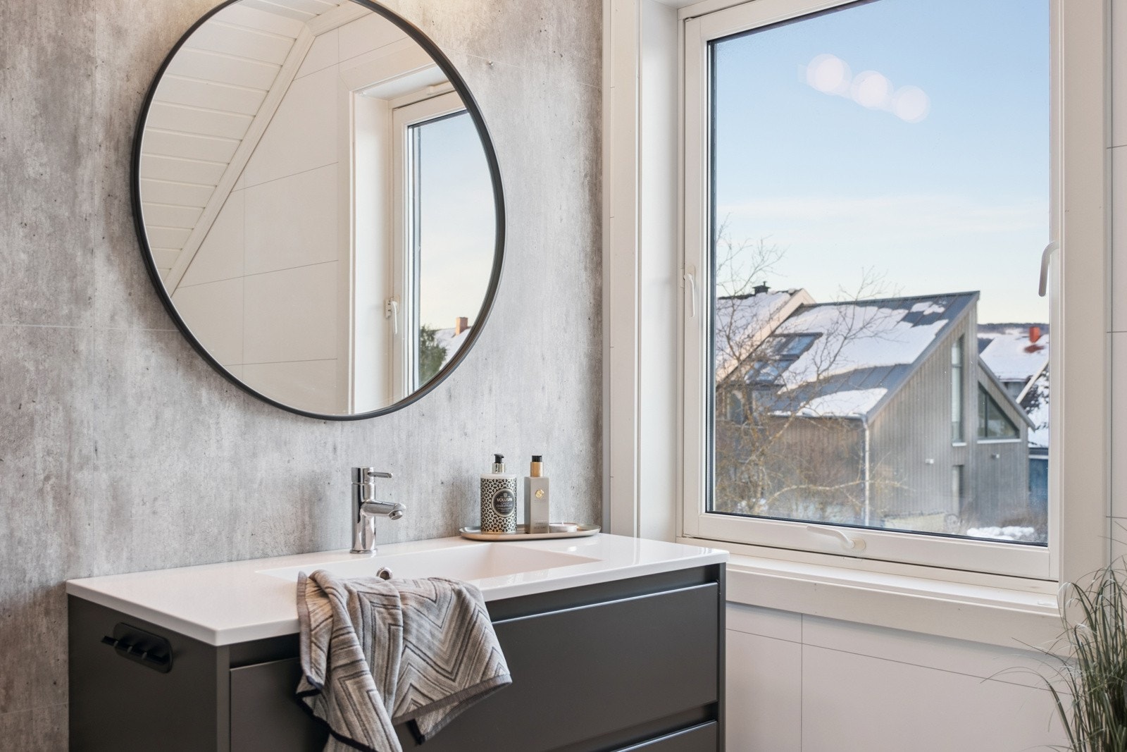 Praktisk løsning med bad i begge etasjer ? bad i 2. etasje med tilknytning til TV-stue og soverom. Galleribilde