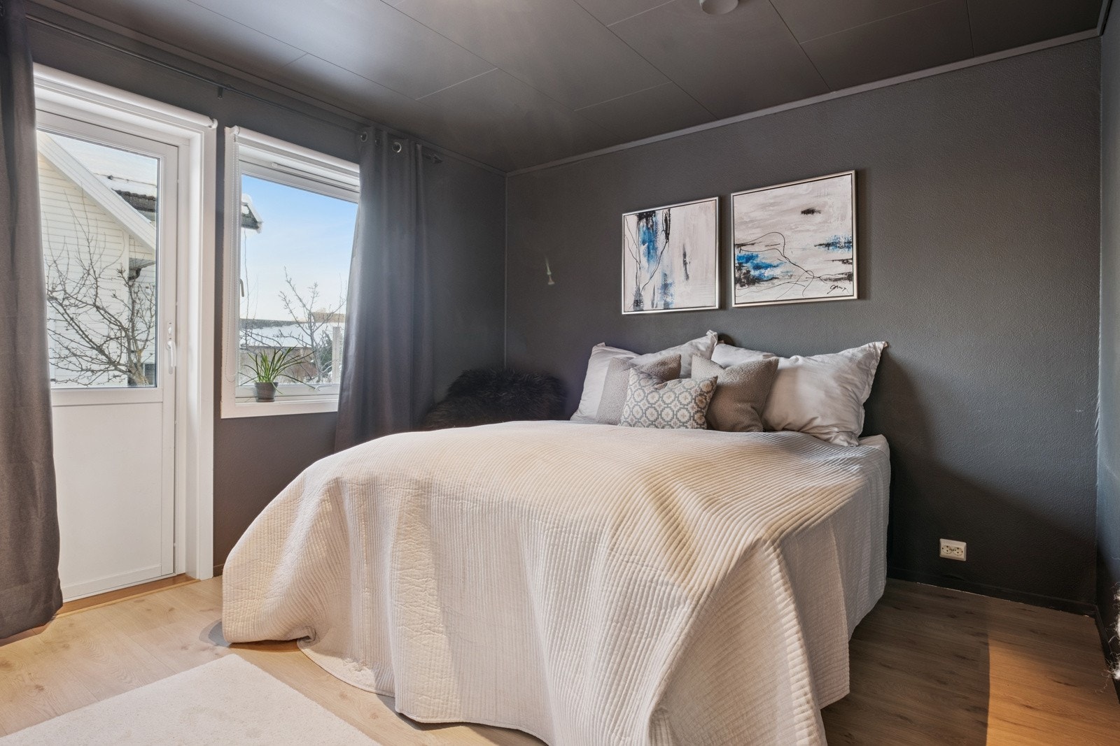 Trivelig og rolig soverom med god plass til dobbeltseng og naturlig lysinnslipp. Du har i tillegg en stor og romslig skyvedørsgarderobe på rommet. Galleribilde