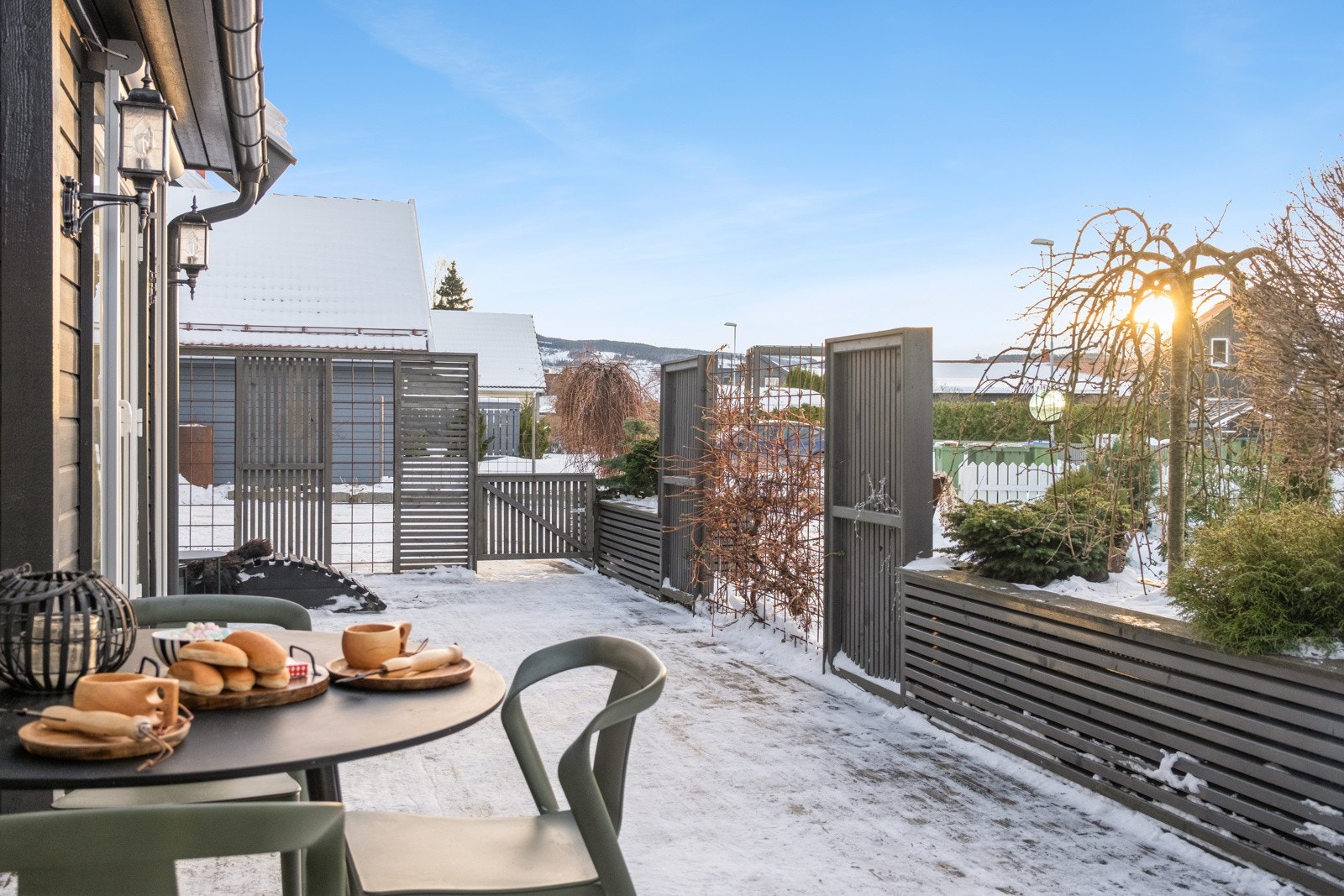 Stor og flat hage med rikelig boltreplass for lek og aktivitet, samtidig som det er god plass til avslapping. Perfekt uteområde for både sommer- og vinterbruk. Galleribilde