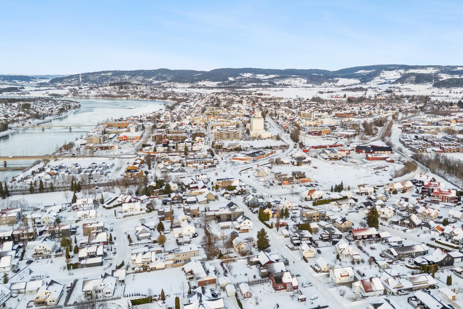 Flott nærområde med umiddelbar nærhet til elvepromenade, turmuligheter og badestrand ? perfekte omgivelser for friluftsliv året rundt. Galleribilde