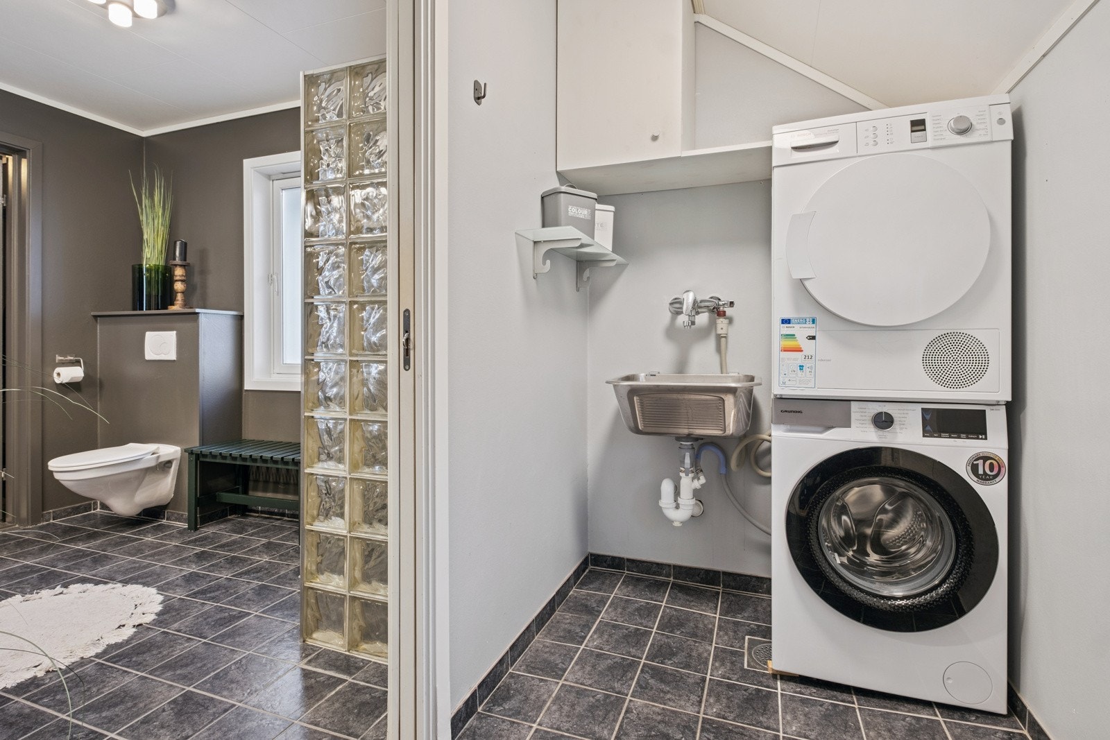Praktisk adkomst fra bad til vaskerom, som også har egen utvendig inngang ? ideelt for hverdagen fra jobb og barnehage. Galleribilde
