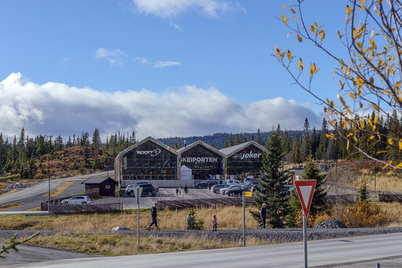 Skeiporten med dagligvare, sportsforretning og cafe Galleribilde
