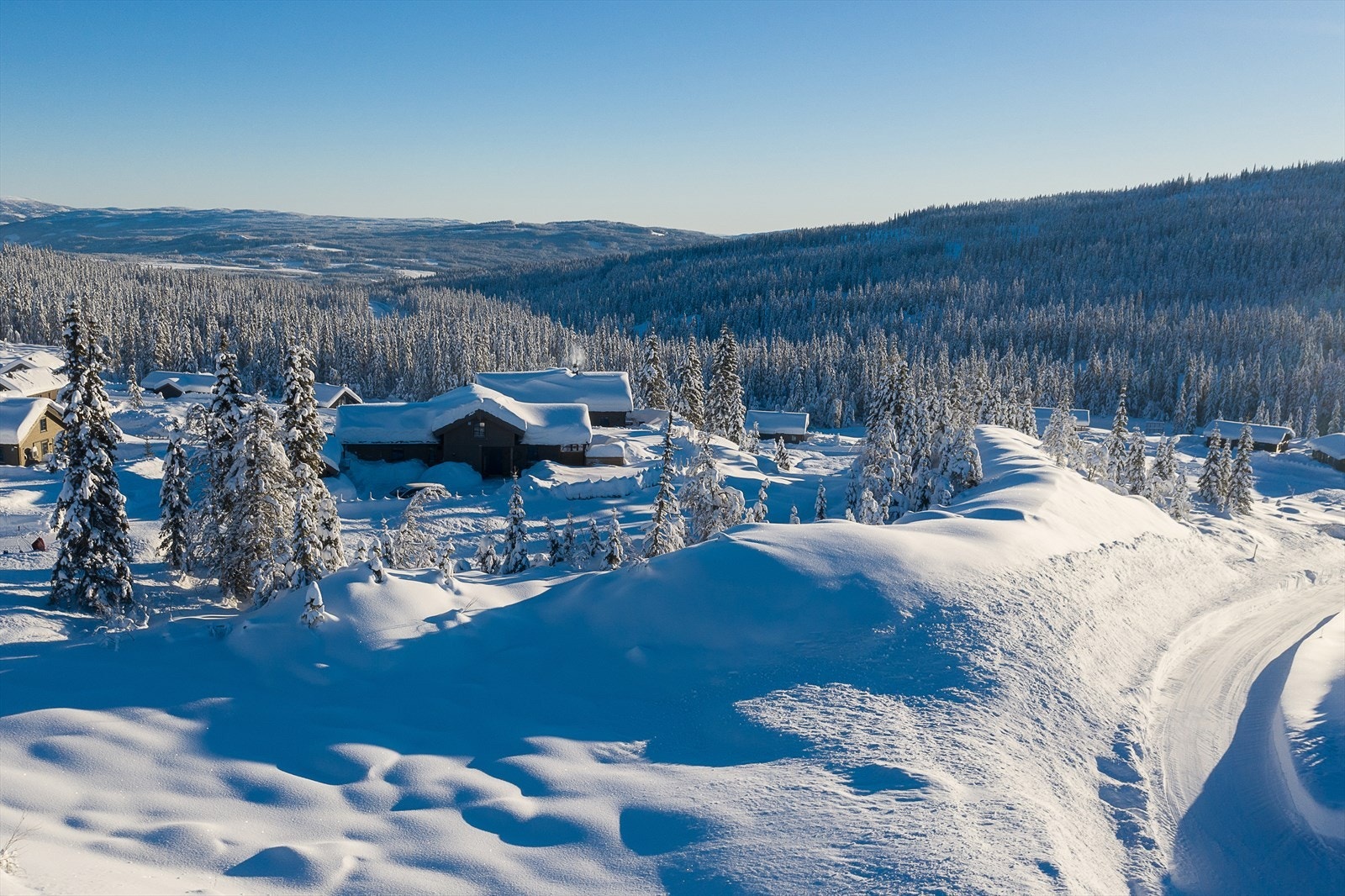Tomten ligger på en høyde med flott utsikt og god solgang Galleribilde