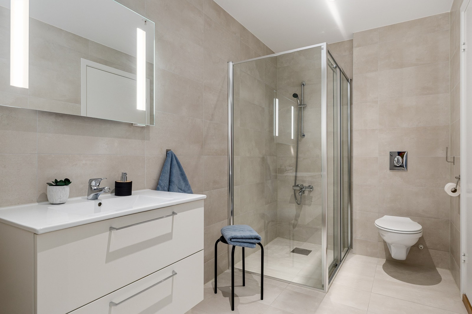 Stort flislagt bad med dusjnisje Galleribilde