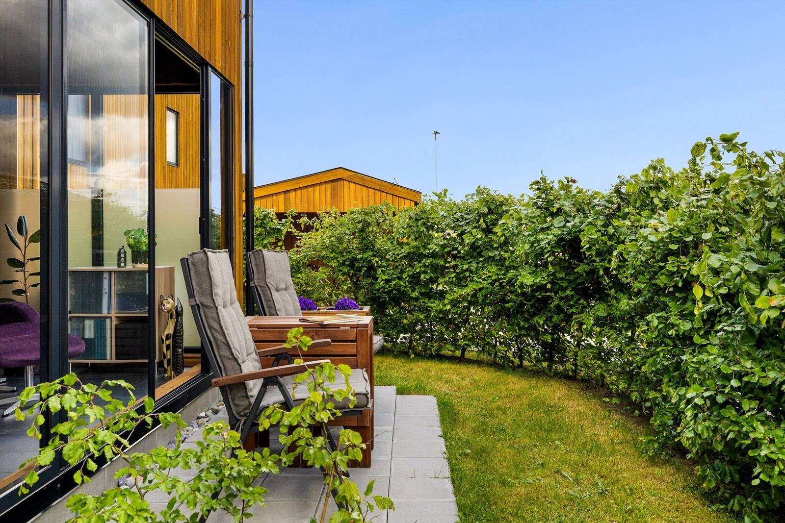 Uteplassen ved inngangspartiet Galleribilde