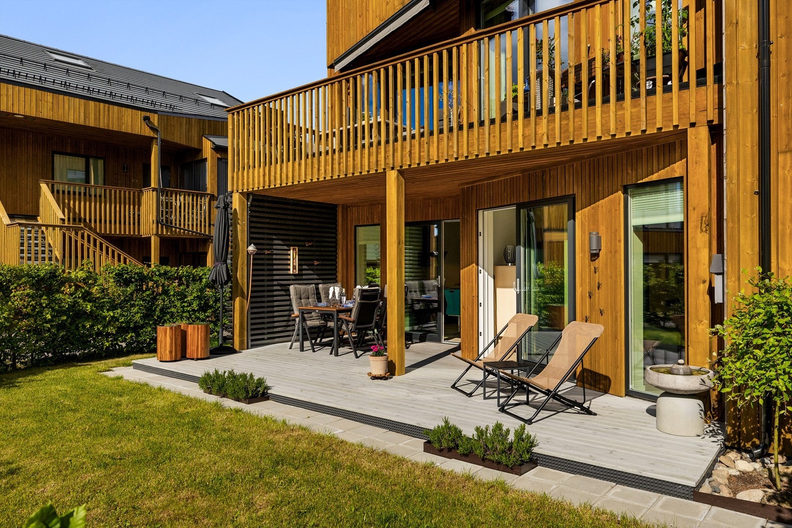 Gresslagt hage samt overbygget terrasse Galleribilde