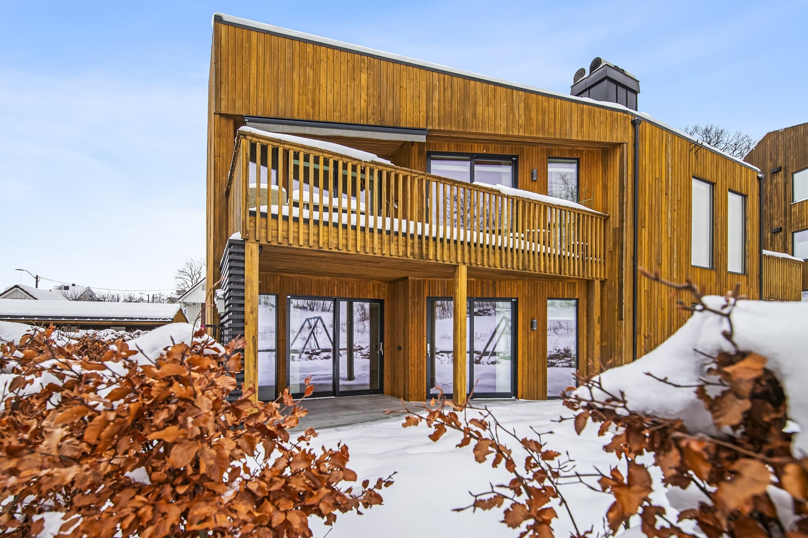 Hyggelige uteplass med utgang fra kjøkken og stue Galleribilde