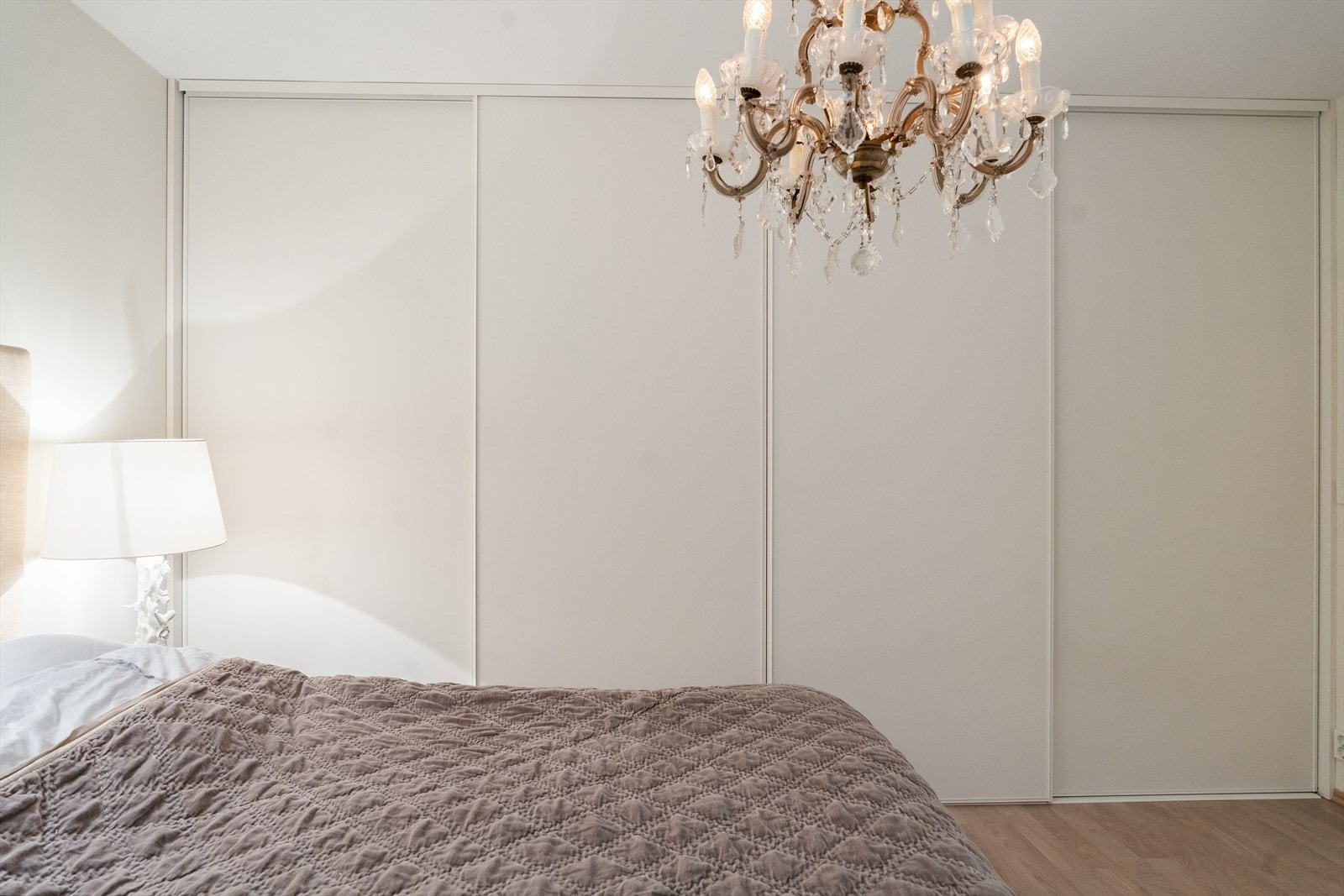 Skyvedørsgarderobe på hovedsoverom Galleribilde