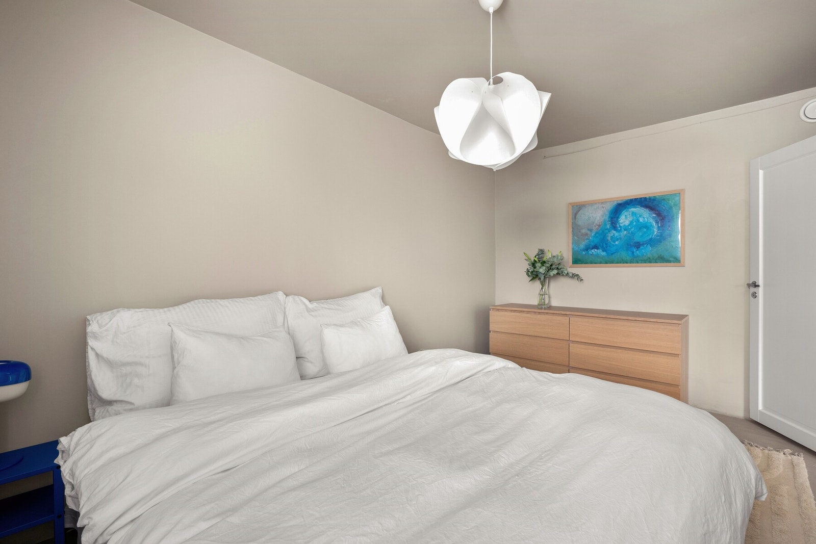 Leiligheten har to soverom av god størrelse med plass til både dobbeltseng, nattbord og garderobeløsning. Galleribilde