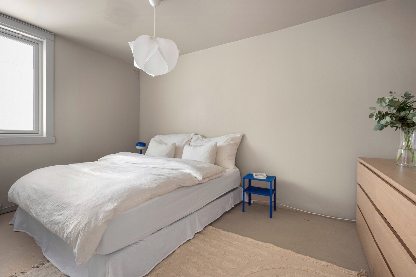 Hovedsoverommet har god plass til dobbeltseng og fremstår som et behagelig og rolig rom å trekke seg tilbake til. Galleribilde