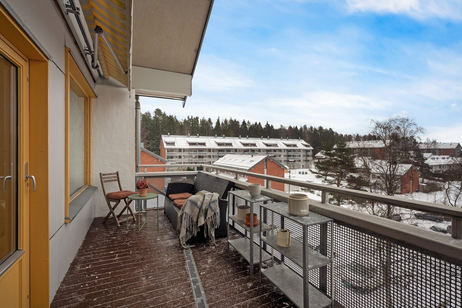 Fra stuen er det utgang til en sydvendt balkong, som blir et naturlig forlengelse av oppholdsrommet på fine dager. Galleribilde