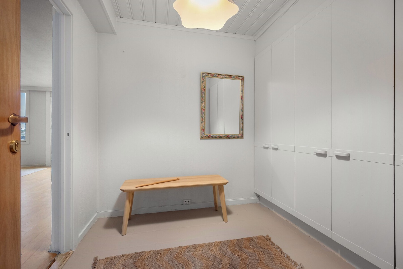 Velkommen inn i en lys og ryddig entré med fliser på gulv og god plass til både sko og yttertøy. Galleribilde