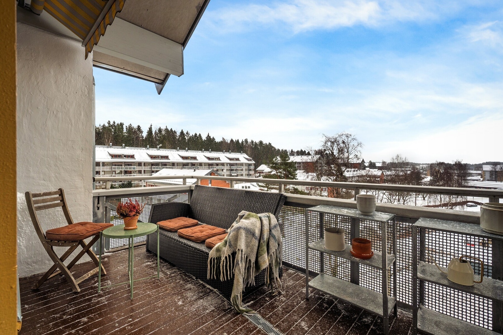 En lys og velholdt 3-roms ende-leilighet med sydvendt balkong og nydelig utsyn over fellesarealer. Galleribilde