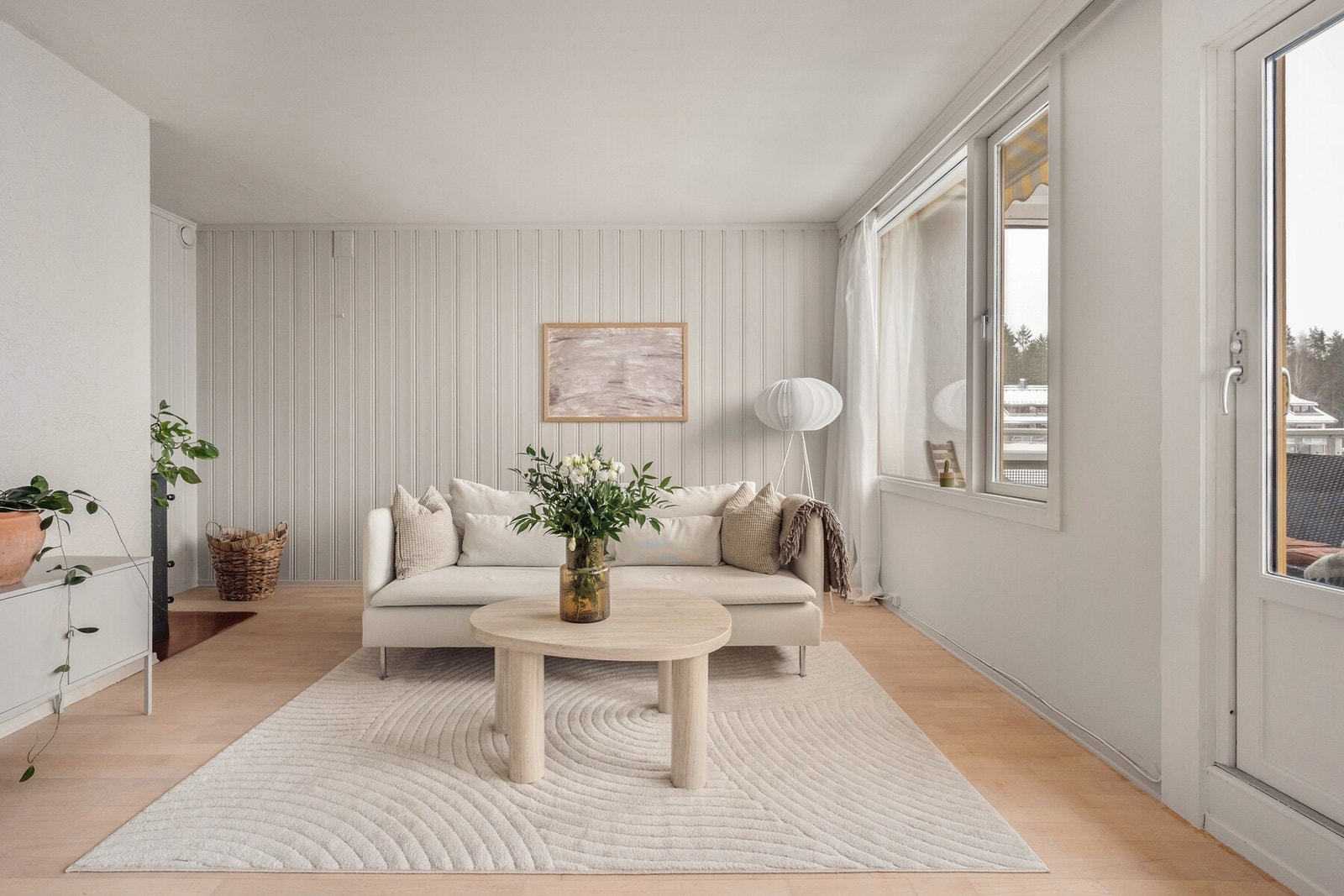 Rommet har parkettgulv og slette, lyse vegger som gir et tidløst og enkelt uttrykk. Galleribilde