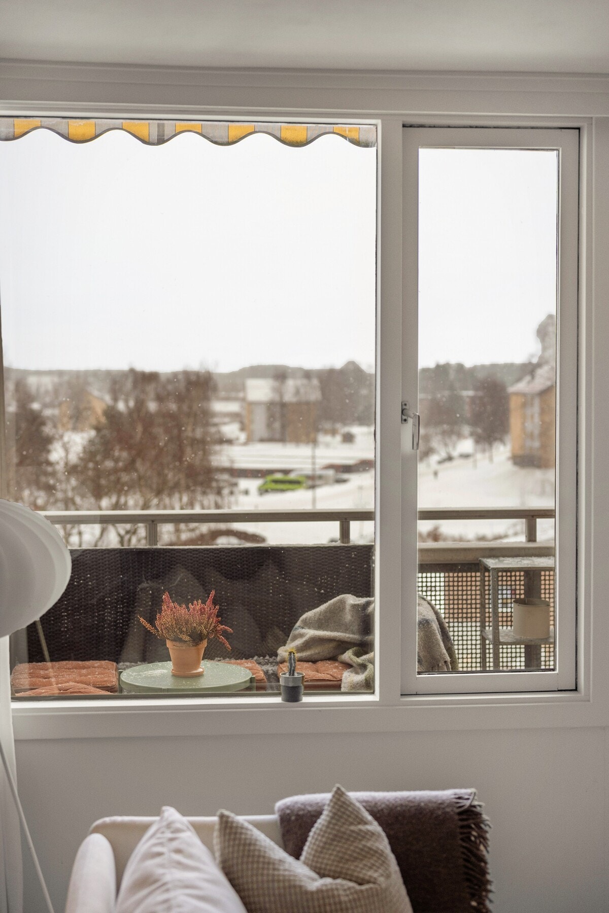 Her bor du med kort vei til alt du trenger i hverdagen, samtidig som marka med turstier og opplyste løyper starter nesten utenfor døren. Galleribilde