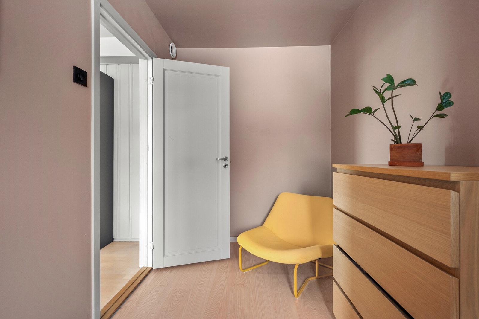 Begge rommene har godt med dagslys og en lun atmosfære som gjør dem lette å trives i. Galleribilde